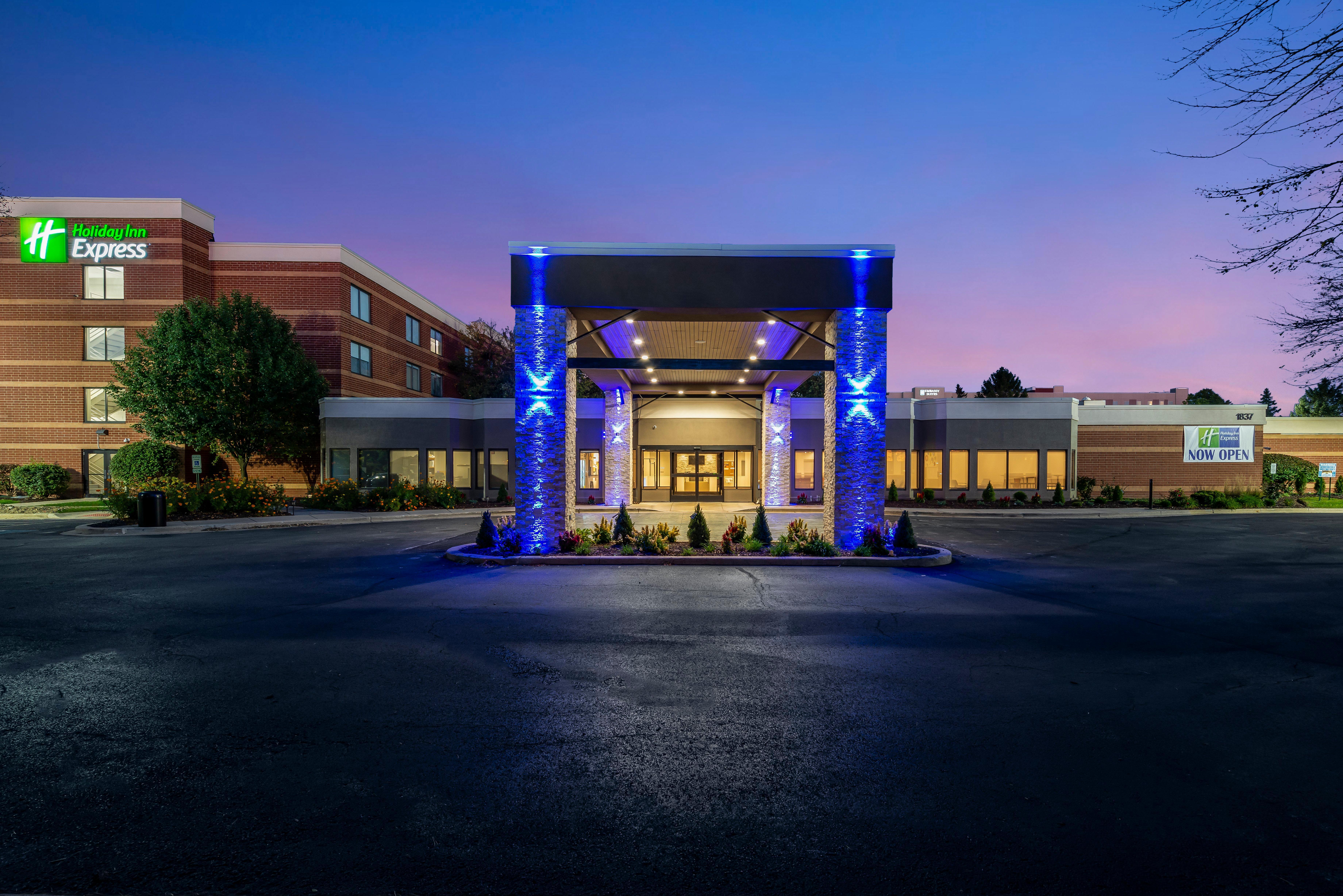 Holiday Inn Express Naperville By Ihg מראה חיצוני תמונה